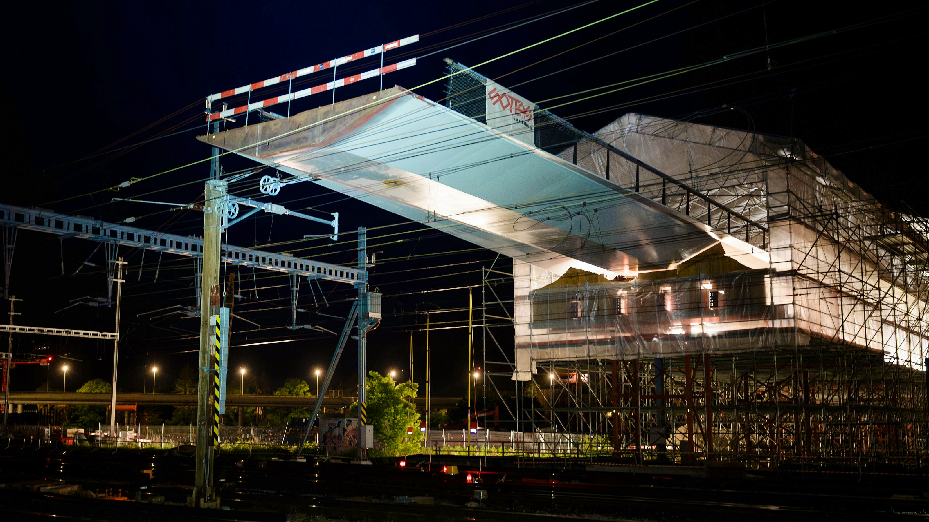 Die Passerelle ragt nach der ersten Etappe rund 30 Meter über die Gleise.