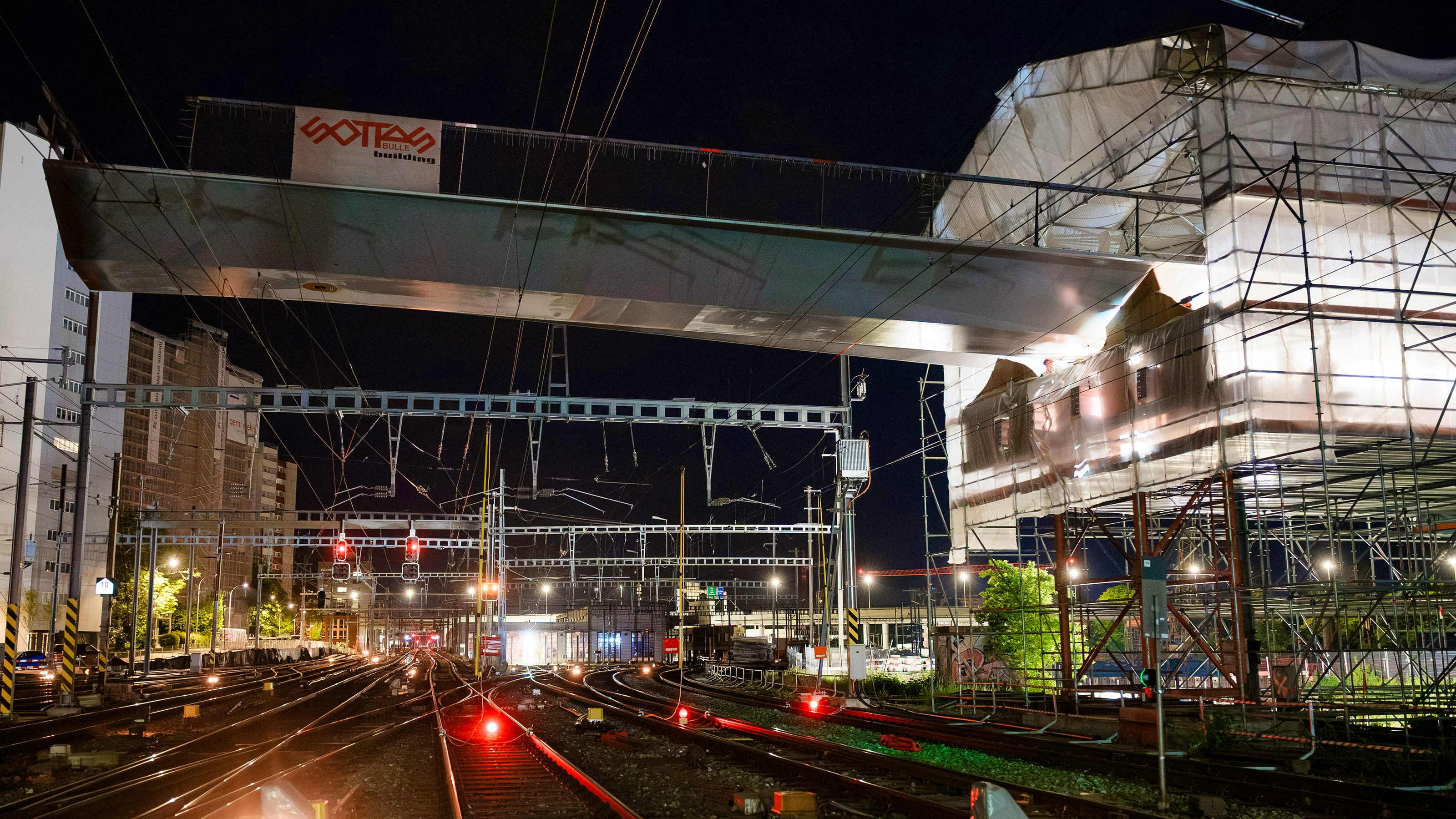 Für den Einschub der Passerelle werden die Gleise in der Nacht gesperrt.