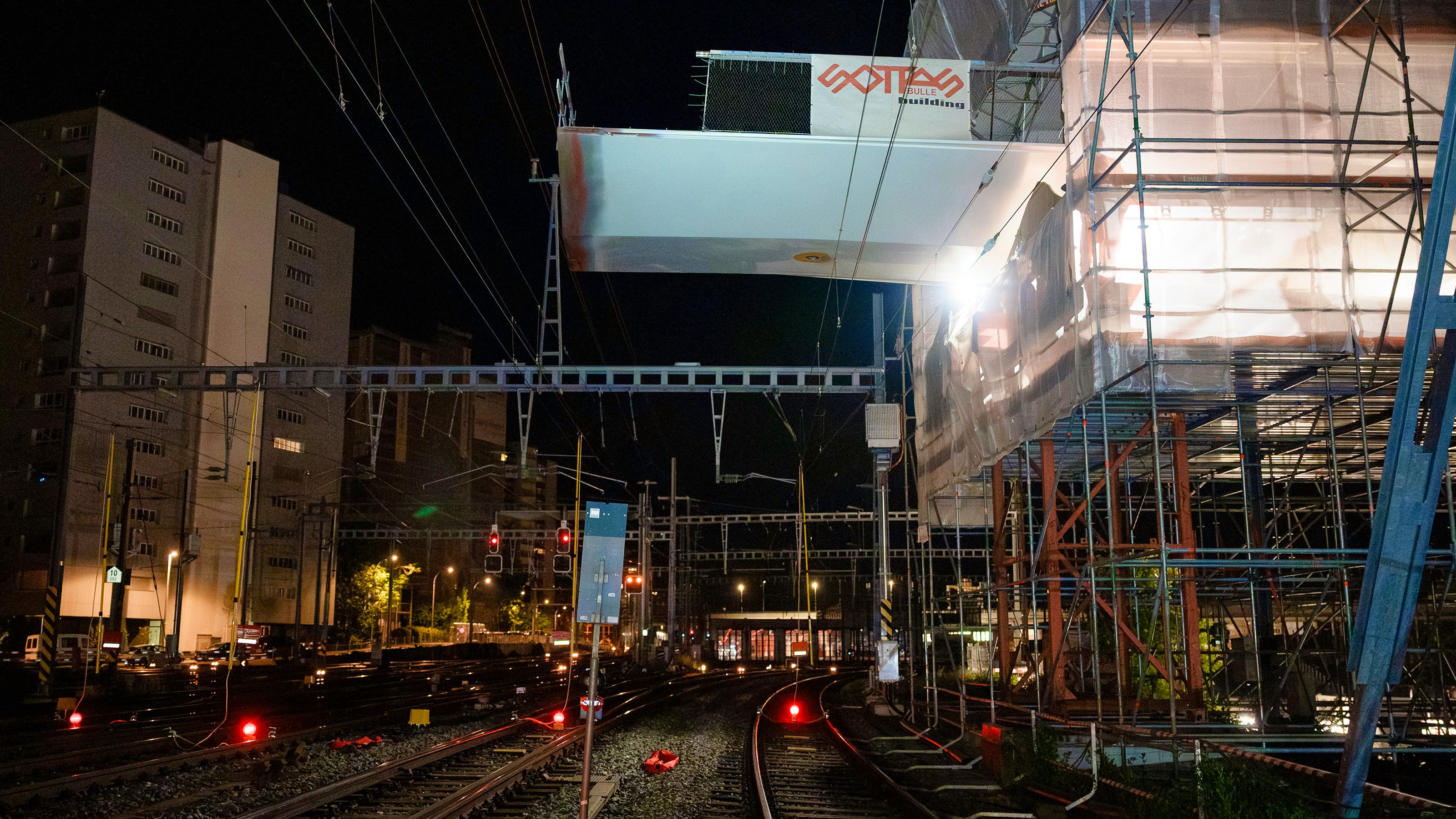 Die Passerelle wird mit einer Geschwindigkeit von nur gerade 5-10 Metern pro Stunde vorwärtsgeschoben.