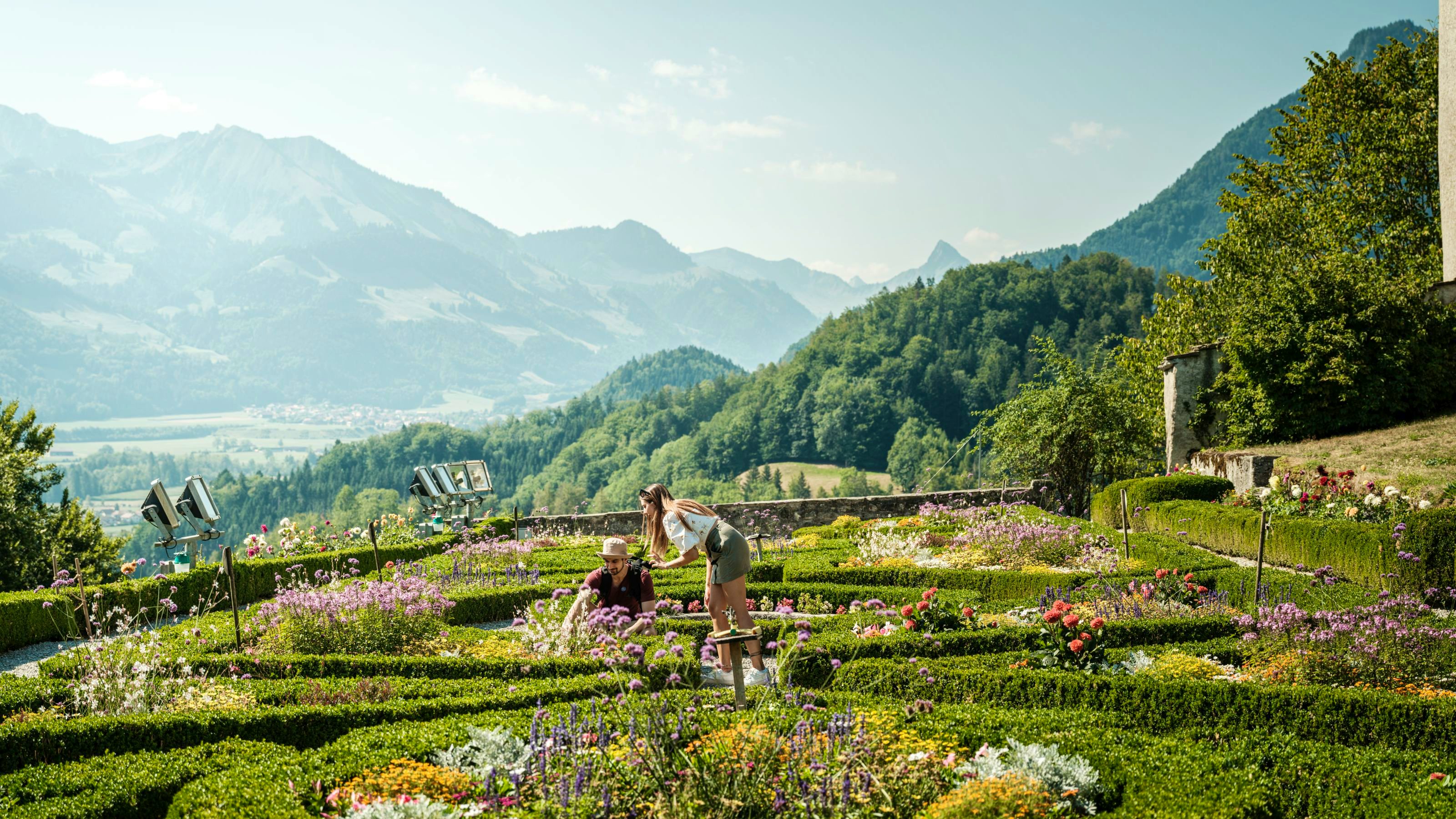 Zwei Personen im blühenden Schlossgarten.