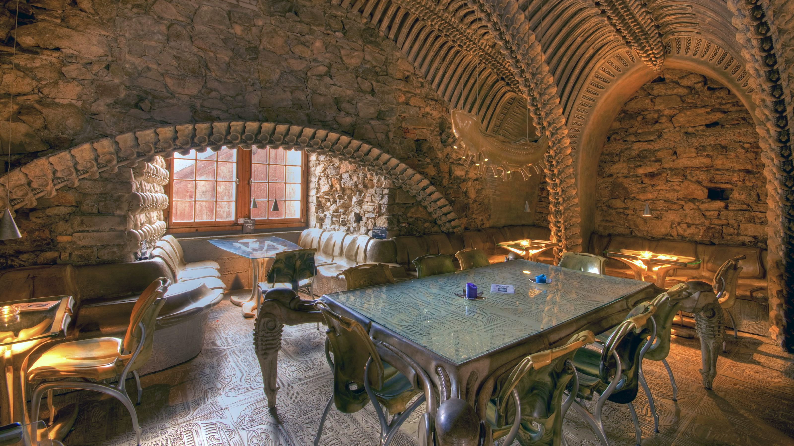 Die Giger Bar von innen mit gewölbter Decke.