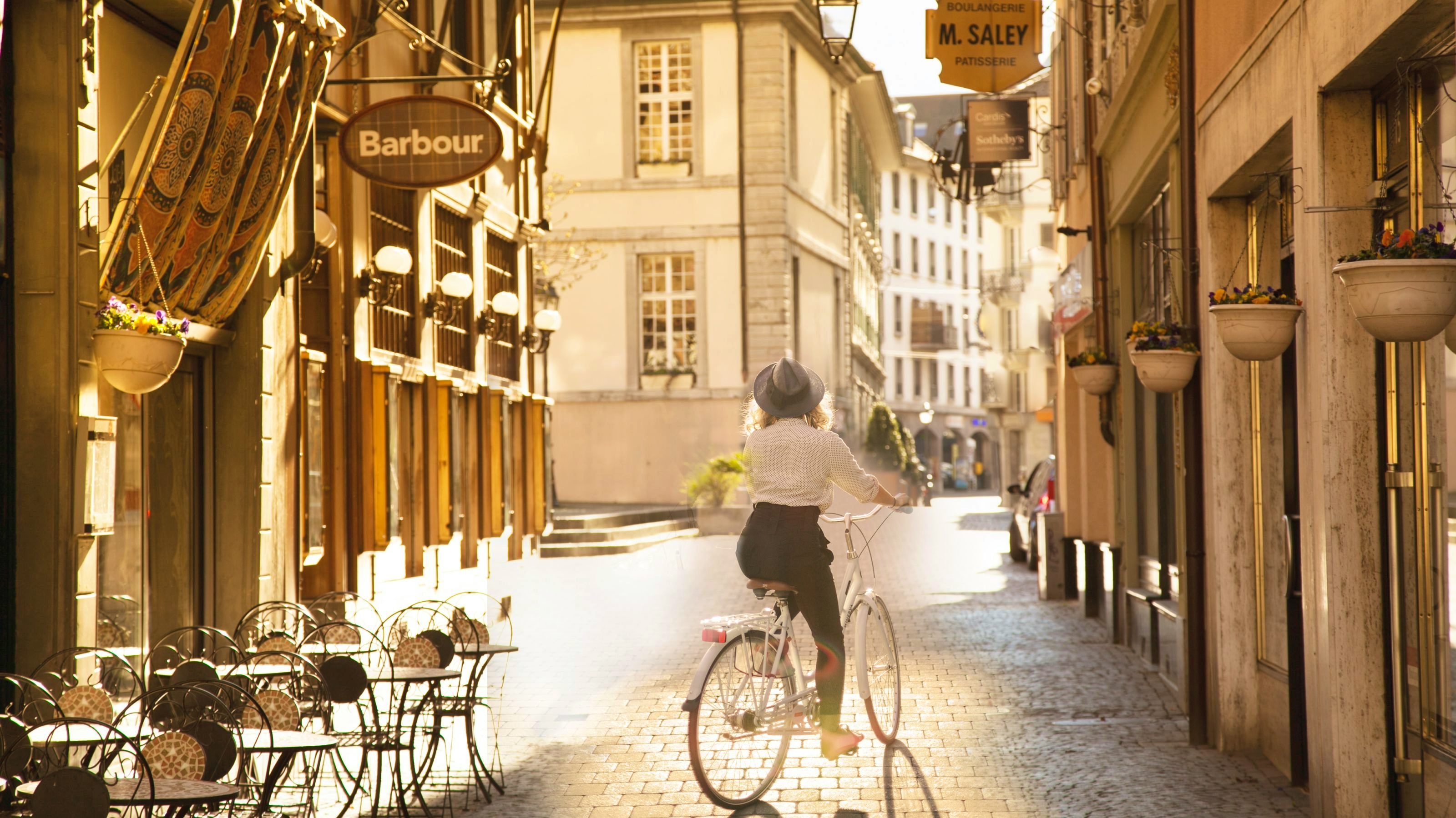 Jemand fährt mit dem Fahrrad durch eine schmale Gasse in der Altstadt.