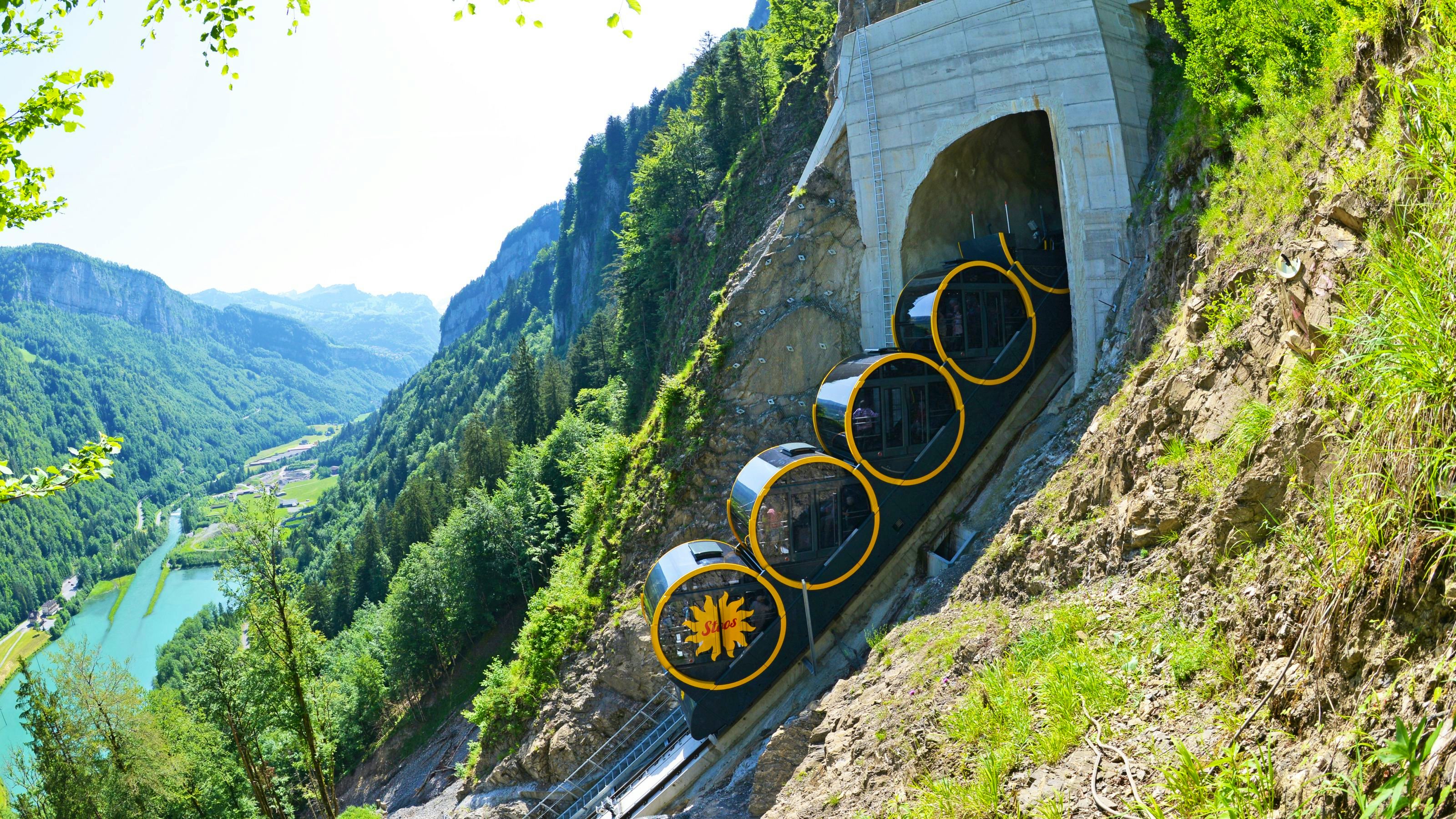 Die steilste Standseilbahn der Welt fährt den Berg hinauf.