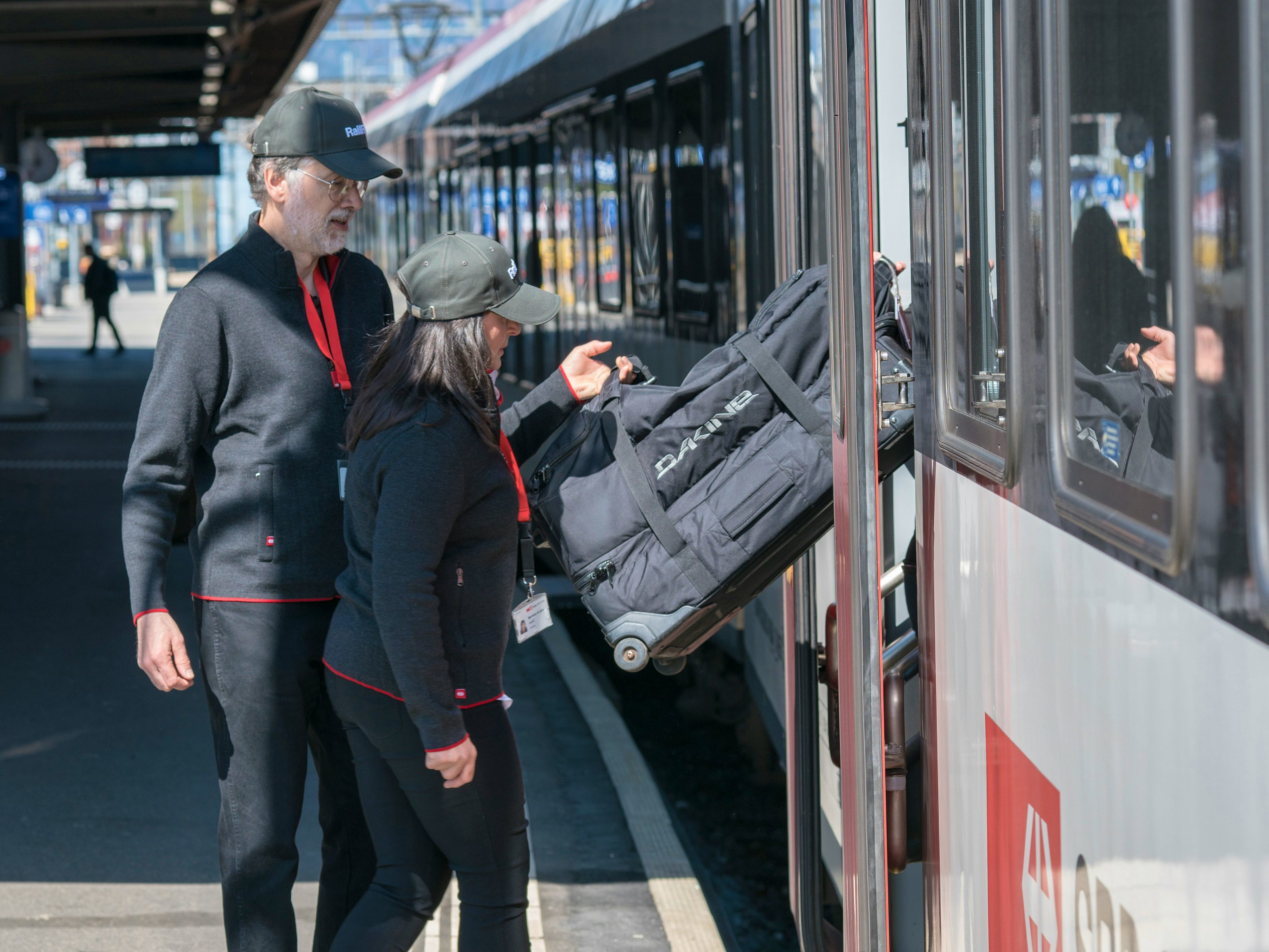 Les parrains de gare aident la clientèle.